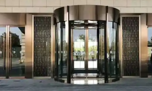 旋转门针对增强抗风性做了哪些设计？