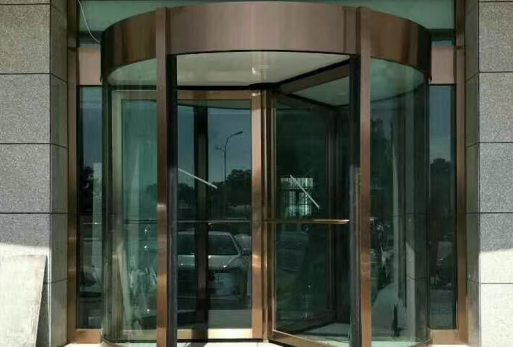 旋转门如何与周边环境搭配？