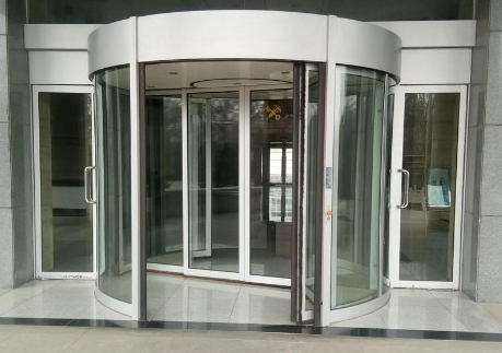 旋转门需要配备哪些安全防护措施？