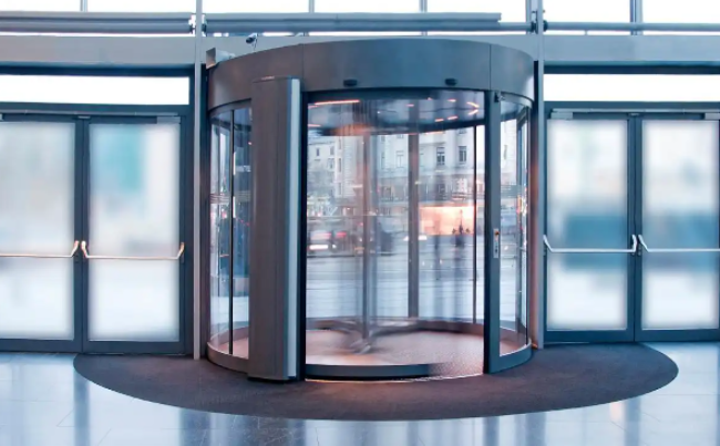 应对人流量大的入口？旋转门的高效分流与不间断通行优势！